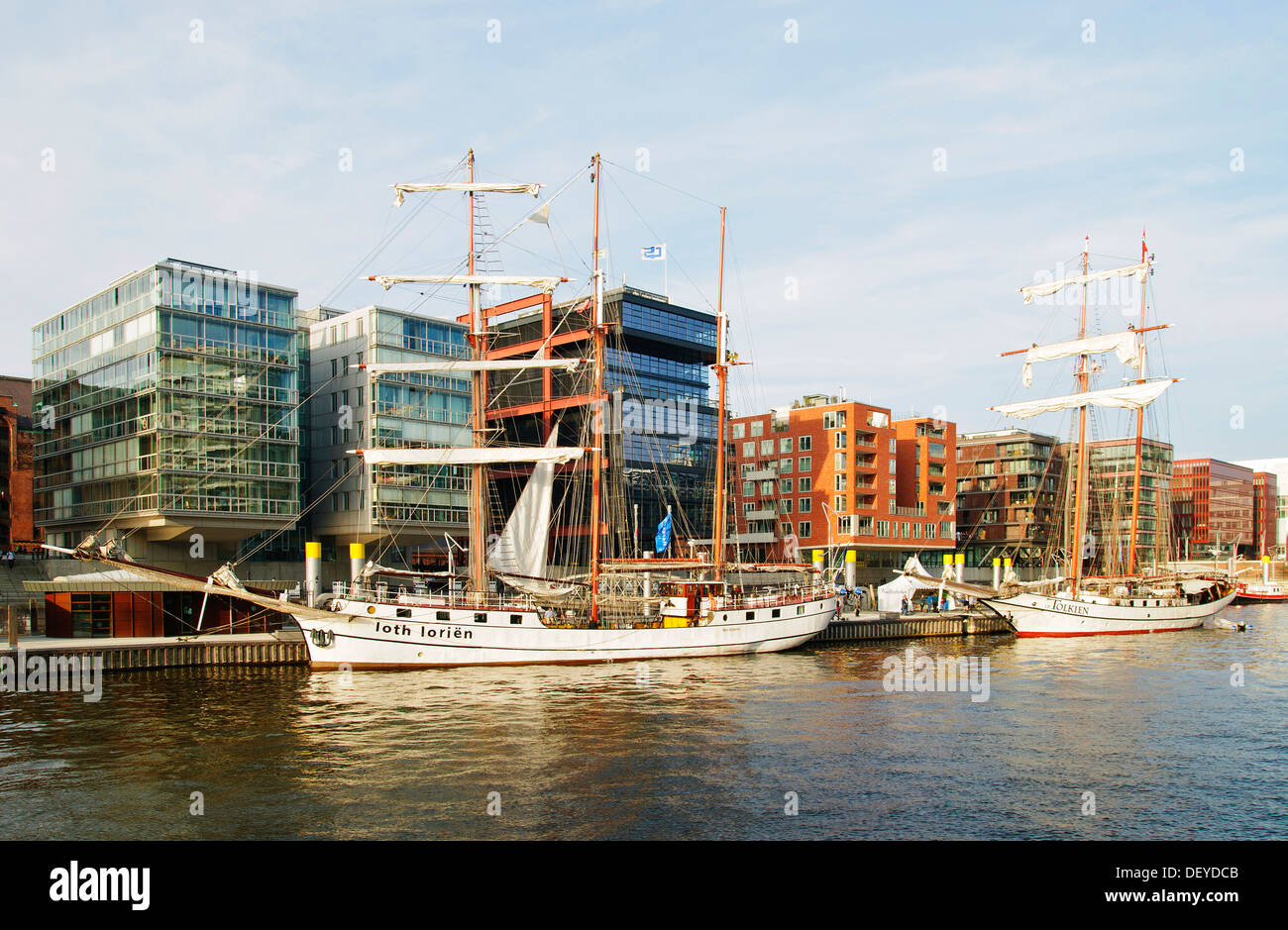 Storico delle navi a vela ormeggiata in Traditionsschiffhafen, nave tradizionale porto, Sandtorhafen, HafenCity di Amburgo Foto Stock