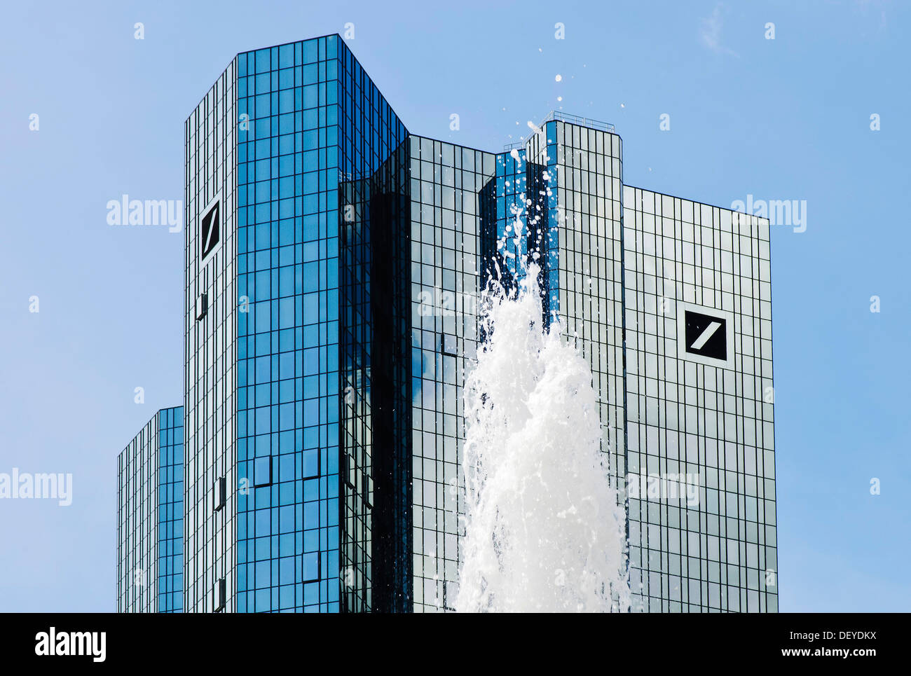 Immagine simbolica di gorgogliamento fino profitti, fontana di fronte alla sede della Deutsche Bank, Deutsche Bank Tower Foto Stock