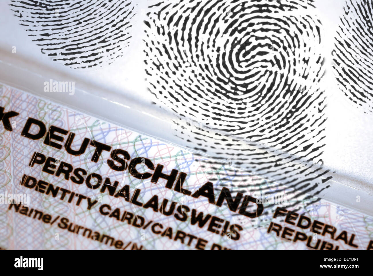 Il tedesco carta di identità con impronte digitali, la memorizzazione di  dati biometrici Foto stock - Alamy