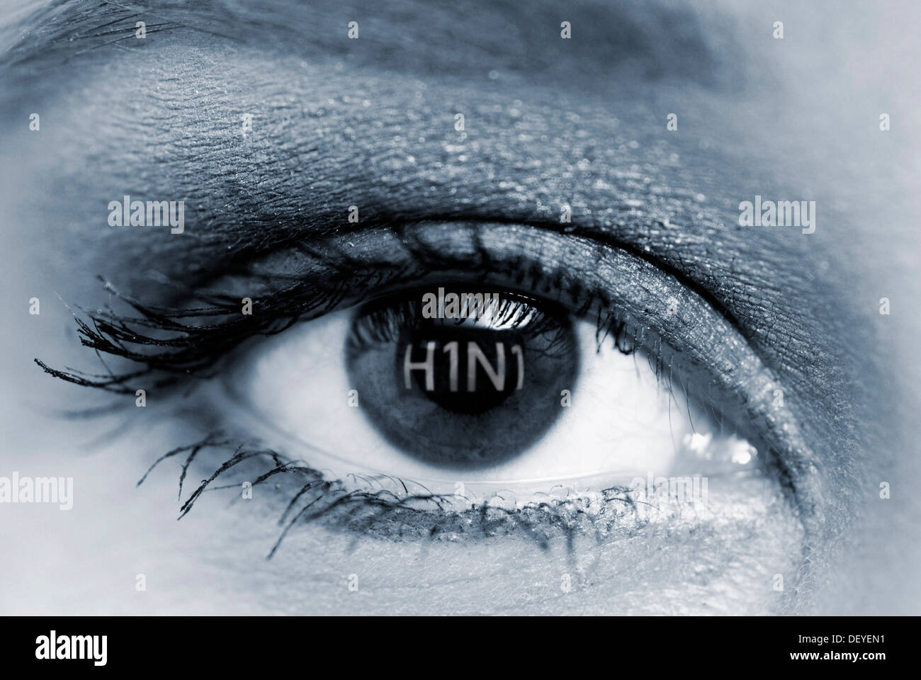 Occhio di una donna con le lettere H1N1, l'influenza suina Foto Stock