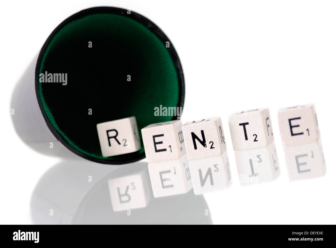 Coppa di dadi con la lettera dice, lettering "Rente', tedesco per "pensione" Foto Stock