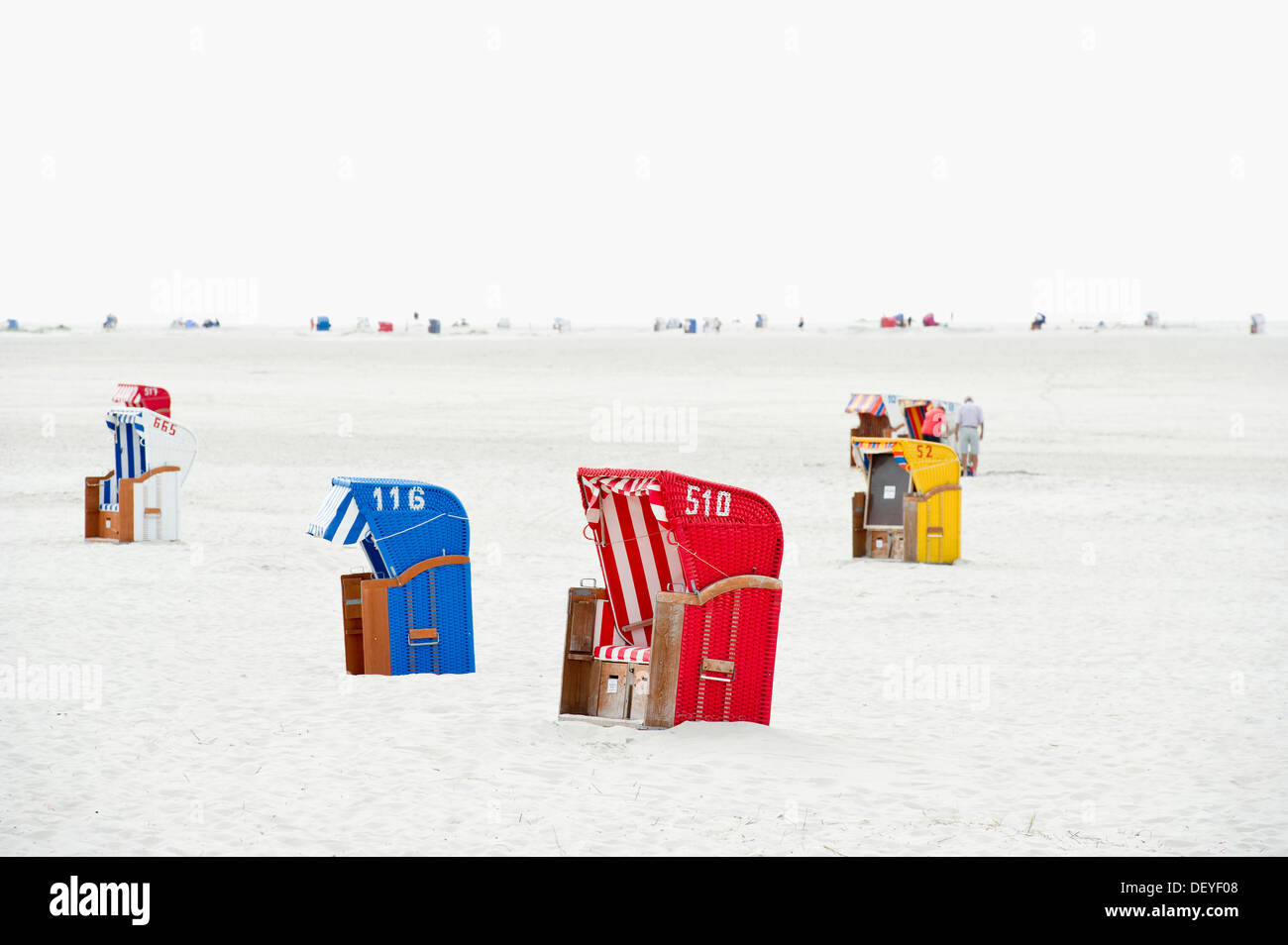 Colorate in vimini con tetto di sedie a sdraio sulla spiaggia, Norddorf, Amrum, Amrum, Nord Isole Frisone, Schleswig-Holstein, Germania Foto Stock