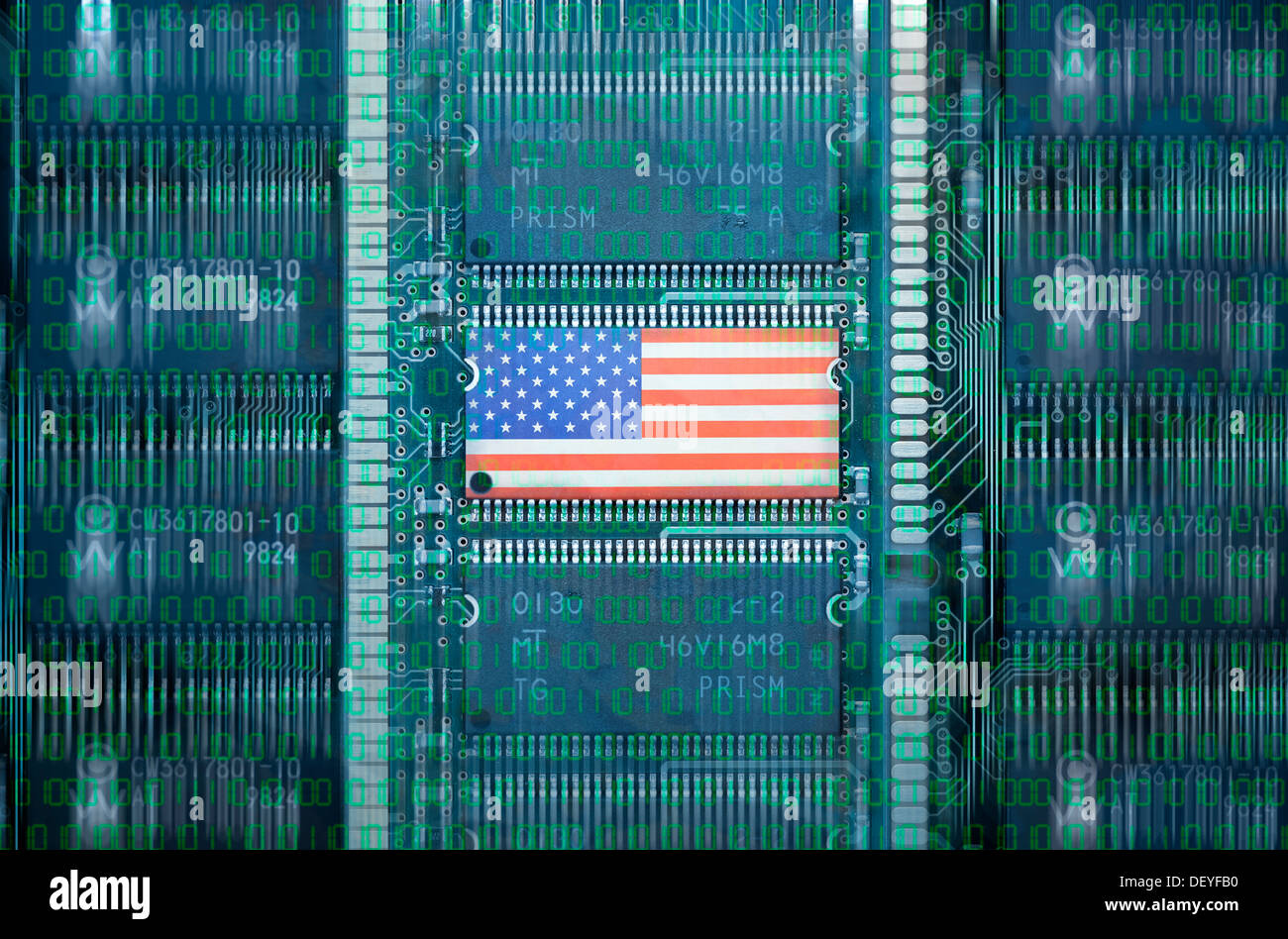 Bandiera degli Stati Uniti sul computer Platinum, Prism Spaehprogramm, USA-Fahne auf Computerplatine, Spähprogramm Prisma Foto Stock