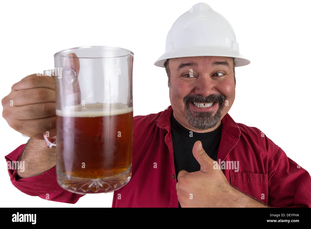 Felice di elmetto lavorando dando un pollice su per il suo bicchiere di birra indossando maglietta rossa lungo con il suo bianco elmetto Foto Stock