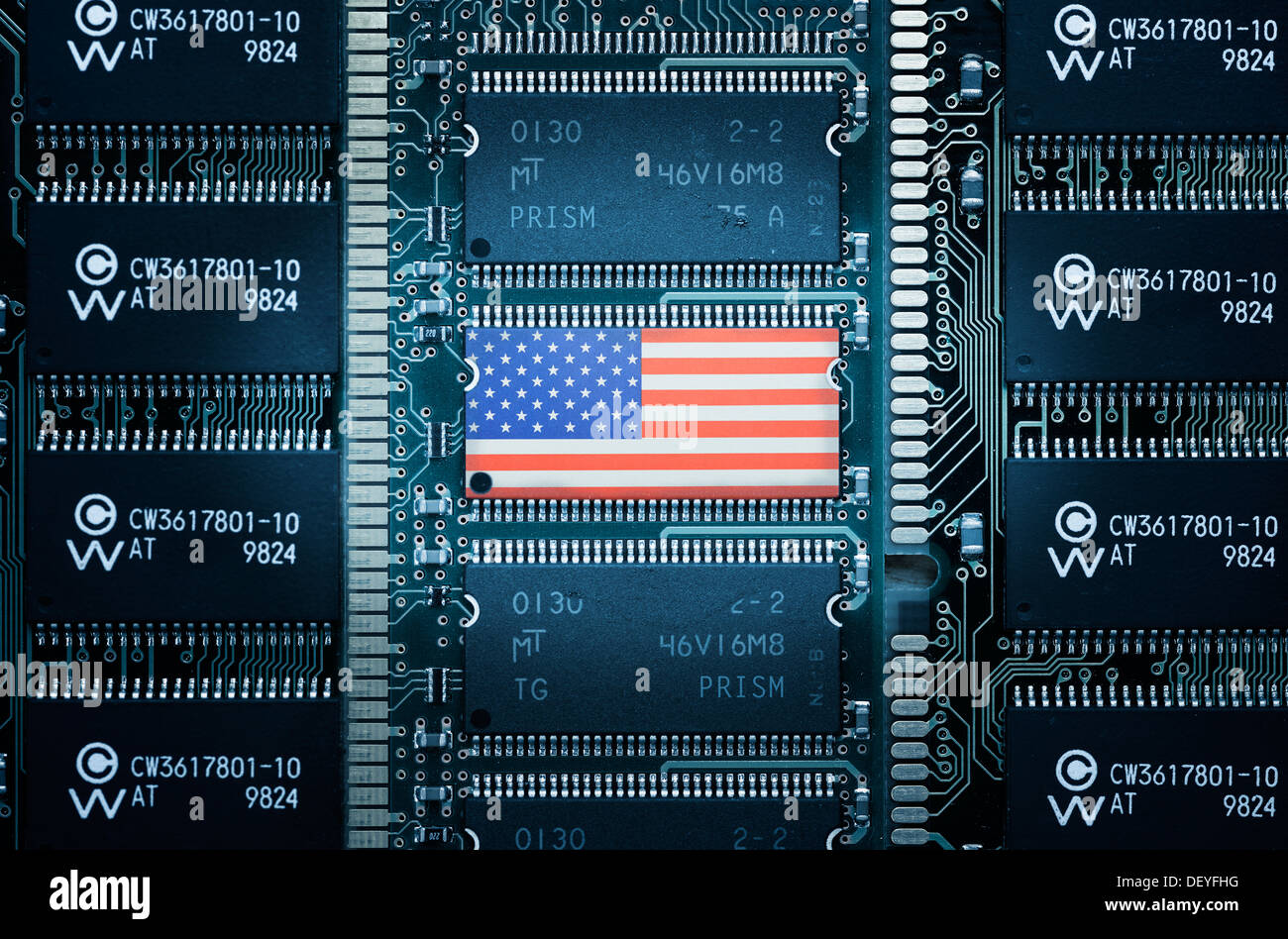 Bandiera degli Stati Uniti sul computer Platinum, Prism Spaehprogramm, USA-Fahne auf Computerplatine, Spähprogramm Prisma Foto Stock