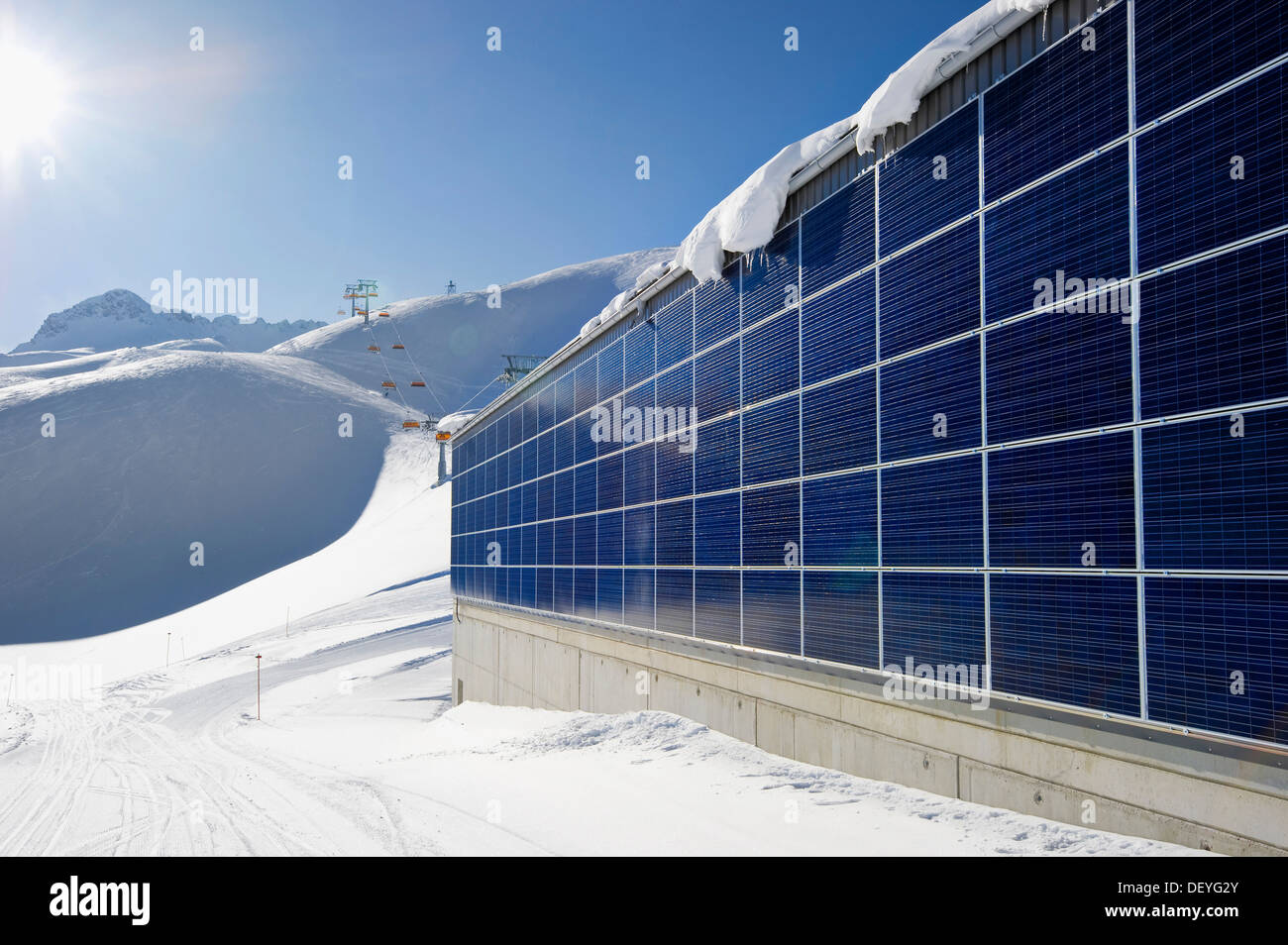 Pannello solare coperto sulla facciata della stazione di sollevamento, Zugspitze Mountain ski area, Zugspitze, Wetterstein mountain range, Alpi orientali Foto Stock
