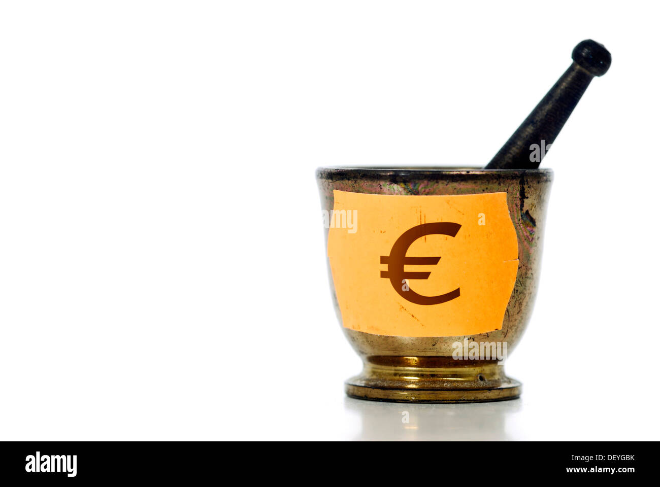 Mortaio e pestello con prezzo di etichetta e simbolo euro, simbolico per il calo dei prezzi dei farmaci Foto Stock
