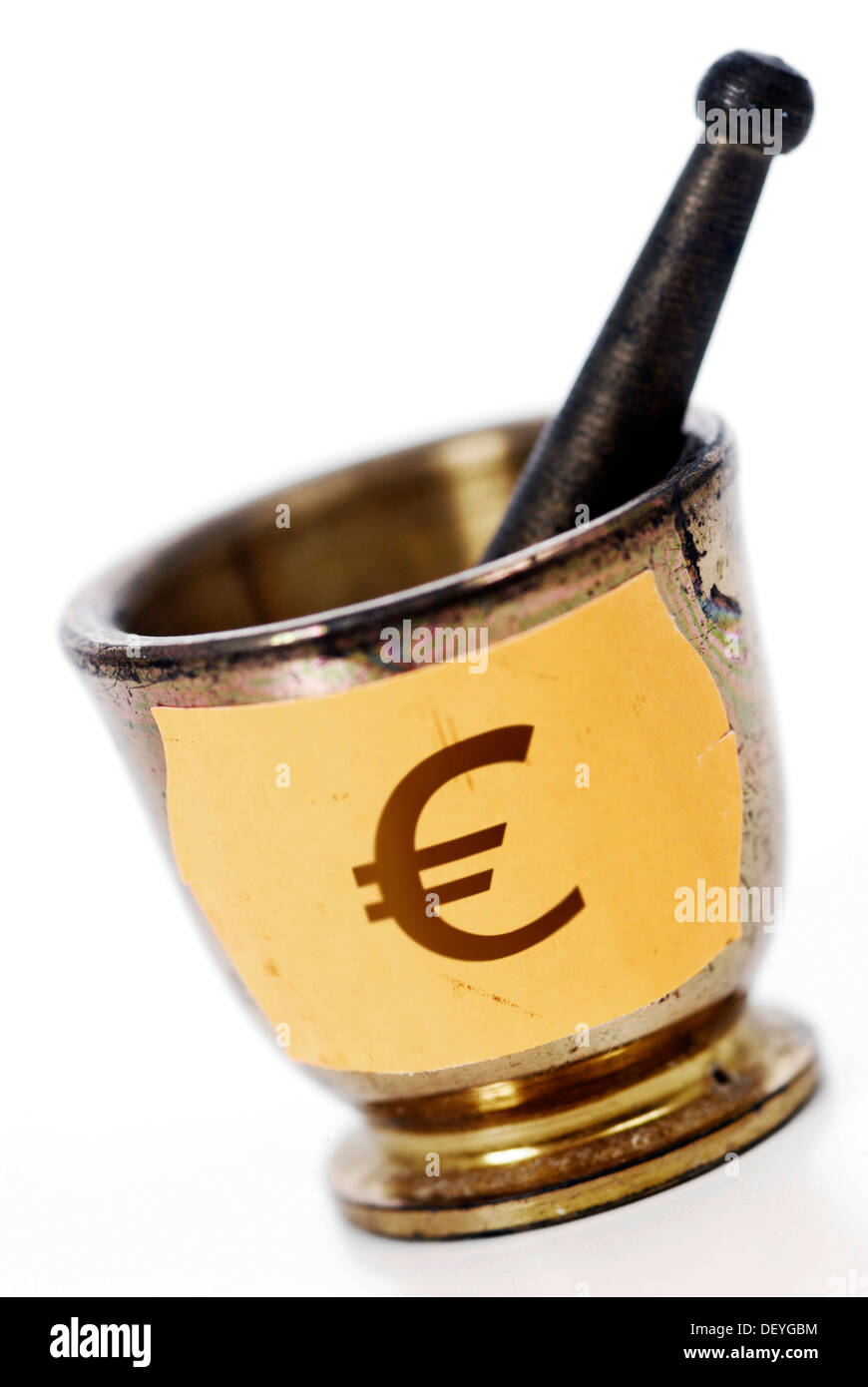 Mortaio e pestello con prezzo di etichetta e simbolo euro, simbolico per il calo dei prezzi dei farmaci Foto Stock