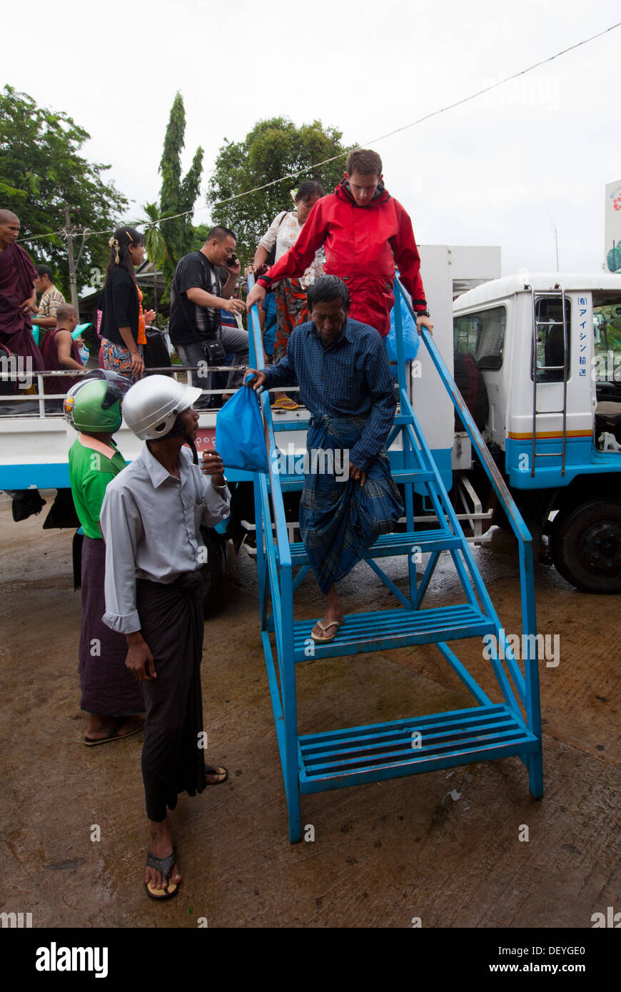 Moto tassisti aspetta la gente per uscire il carrello dal Monte Kyaiktiyo nel centro cittadino di Kinpun, Birmania. Foto Stock