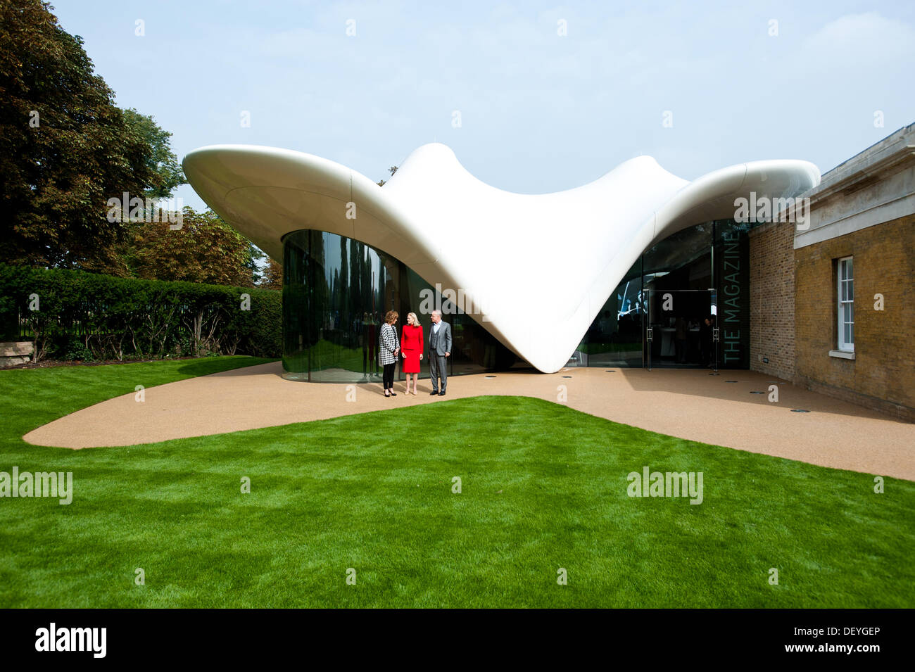 London, Regno Unito - 25 Settembre 2013: Julia Peyton-Jones, Direttore della Serpentine Gallery (L), Dame Theresa Sackler (C) e Hans Ulrich Obrist, condirettore (R) costituiscono per le foto di fronte al nuovo Sackler Serpentine Gallery di Londra. Credito: Piero Cruciatti/Alamy Live News Foto Stock