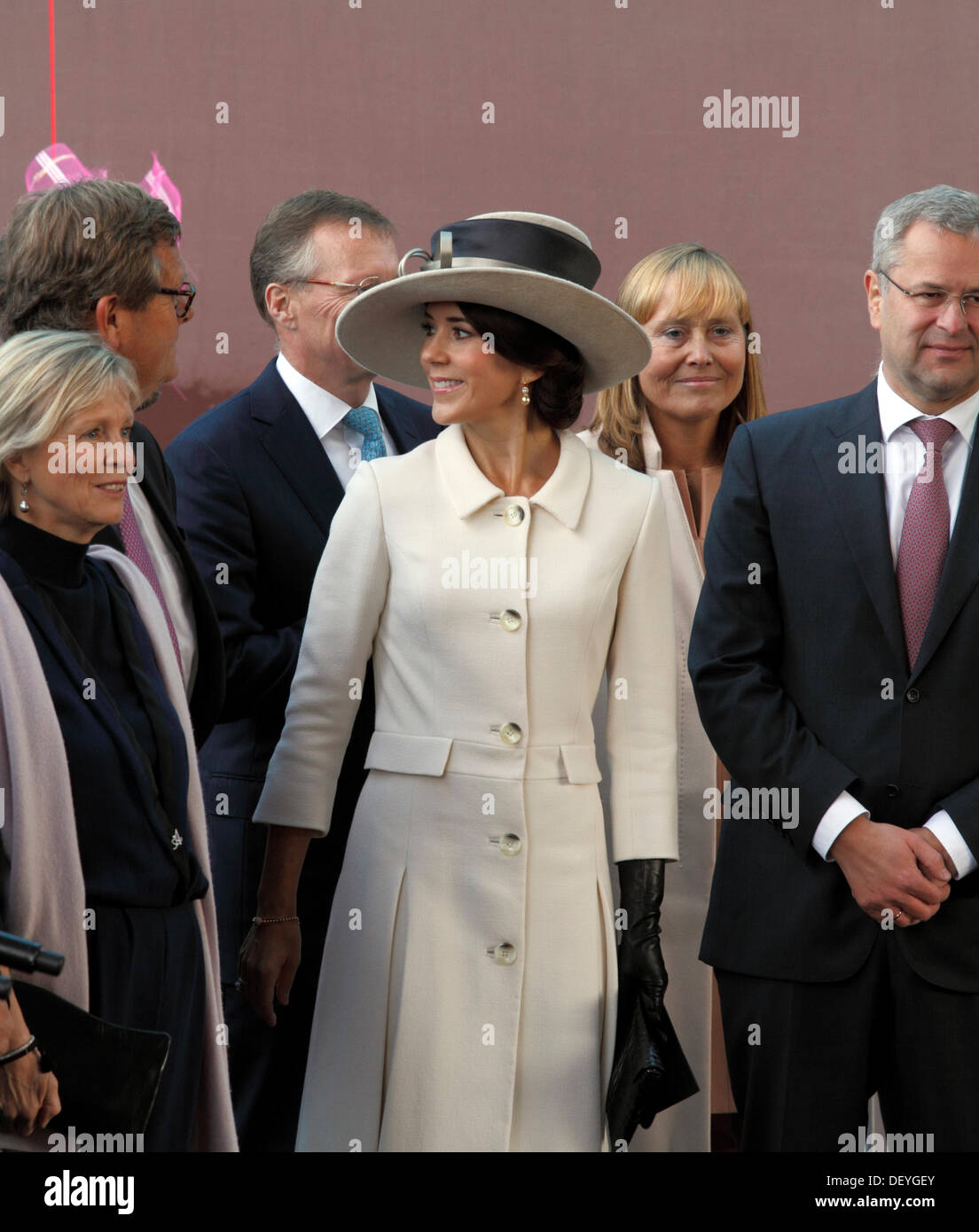 Copenaghen, Settembre 25th, 2013. Oggi HRH Principessa Mary di Danimarca denominato ufficialmente il triple-E CONTENITORE maestosa nave Maersk a Langelinie nel porto di Copenhagen. La cerimonia ha segnato anche l'apertura dell'area espositiva e visite a bordo della nave per il pubblico. Sua Altezza Reale, la Principessa Maria a parlare con il presidente del consiglio di amministrazione, Michael Pram Rasmussen, dopo la cerimonia. Credito: Niels Quist/Alamy Live News Foto Stock