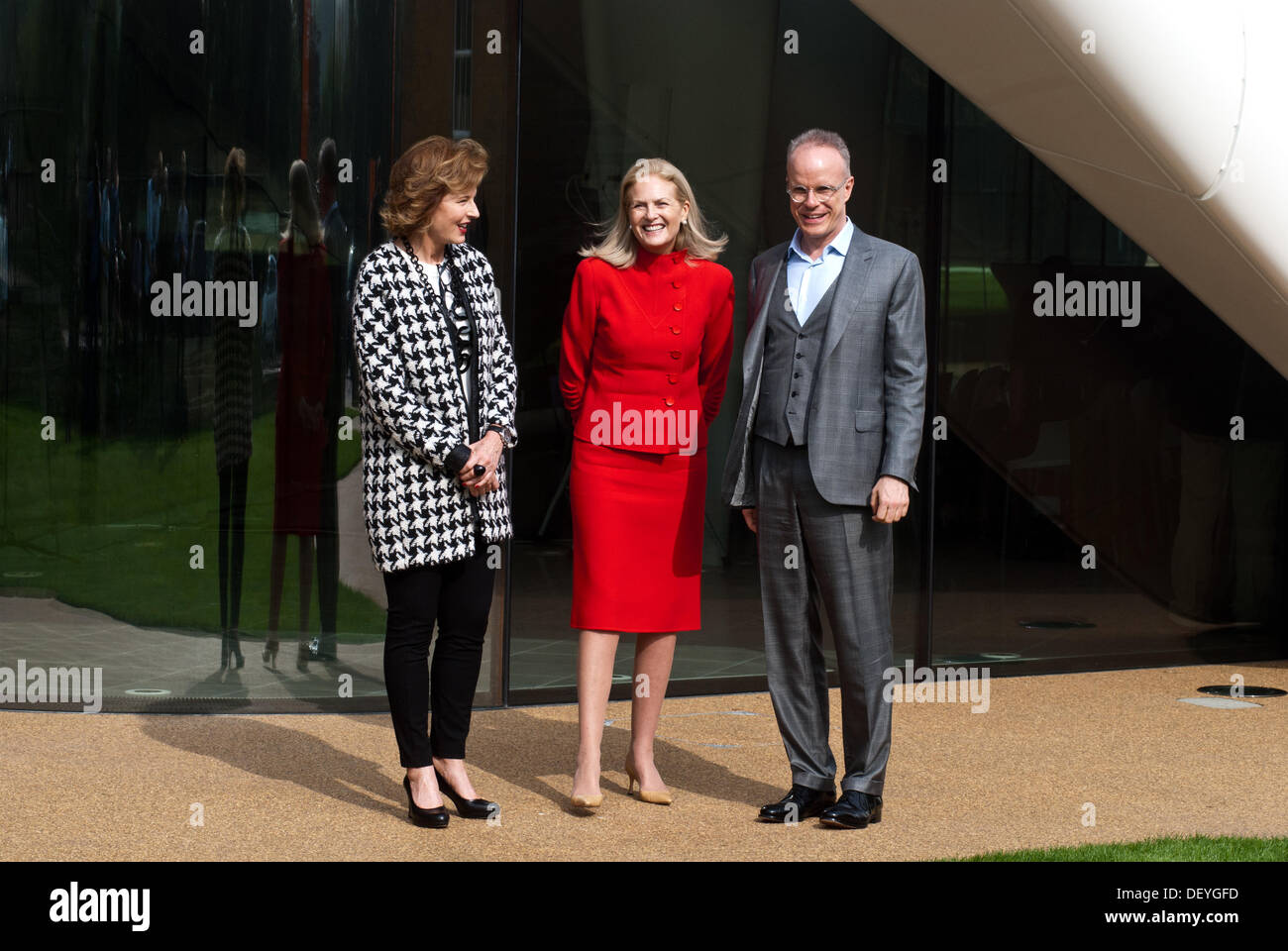 London, Regno Unito - 25 Settembre 2013: Julia Peyton-Jones, Direttore della Serpentine Gallery (L), Dame Theresa Sackler (C) e Hans Ulrich Obrist, condirettore (R) costituiscono per le foto di fronte al nuovo Sackler Serpentine Gallery di Londra. Credito: Piero Cruciatti/Alamy Live News Foto Stock