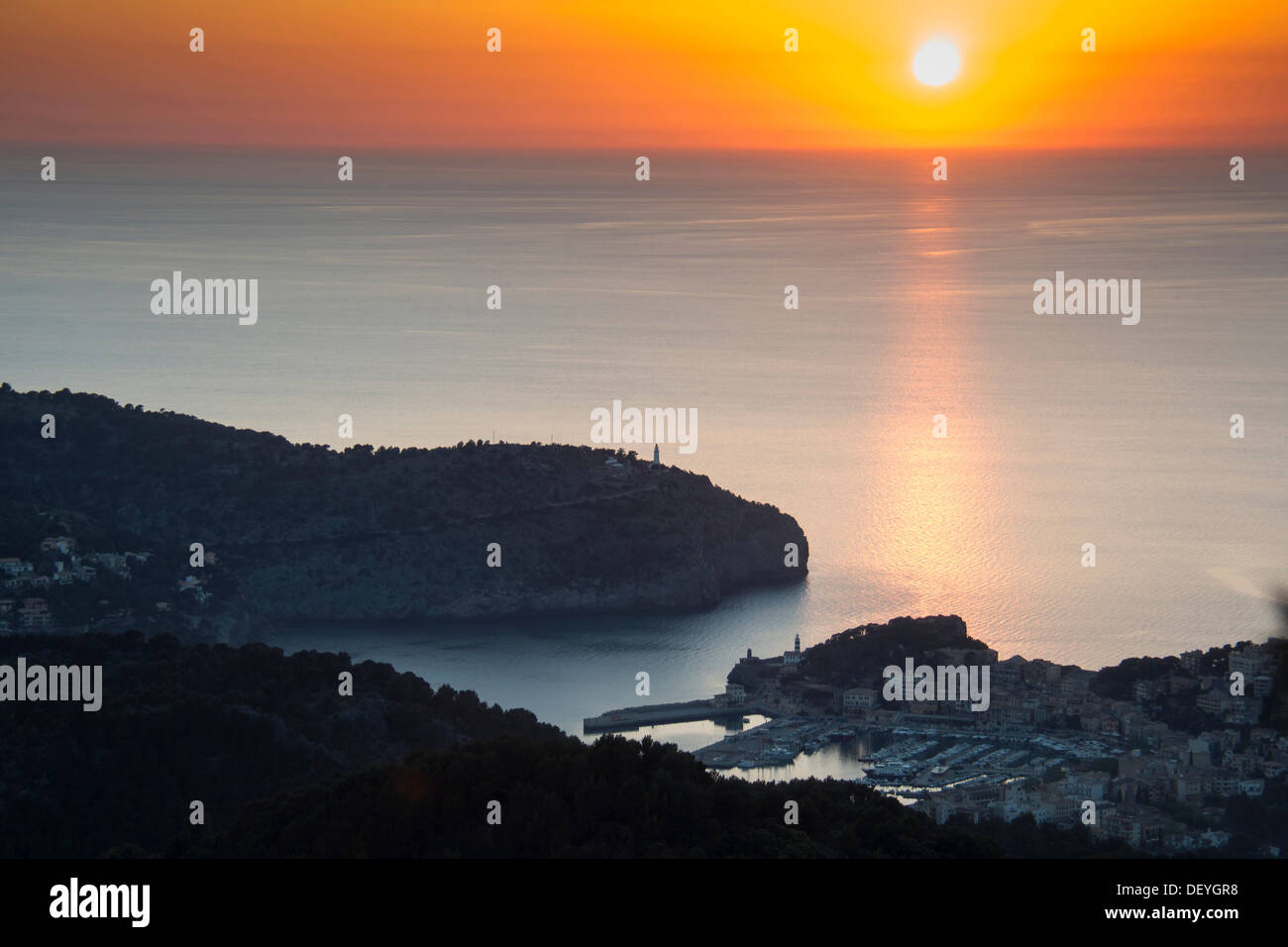 Cittadina sul mare, al tramonto, Port de Sóller, Maiorca, isole Baleari, Spagna Foto Stock