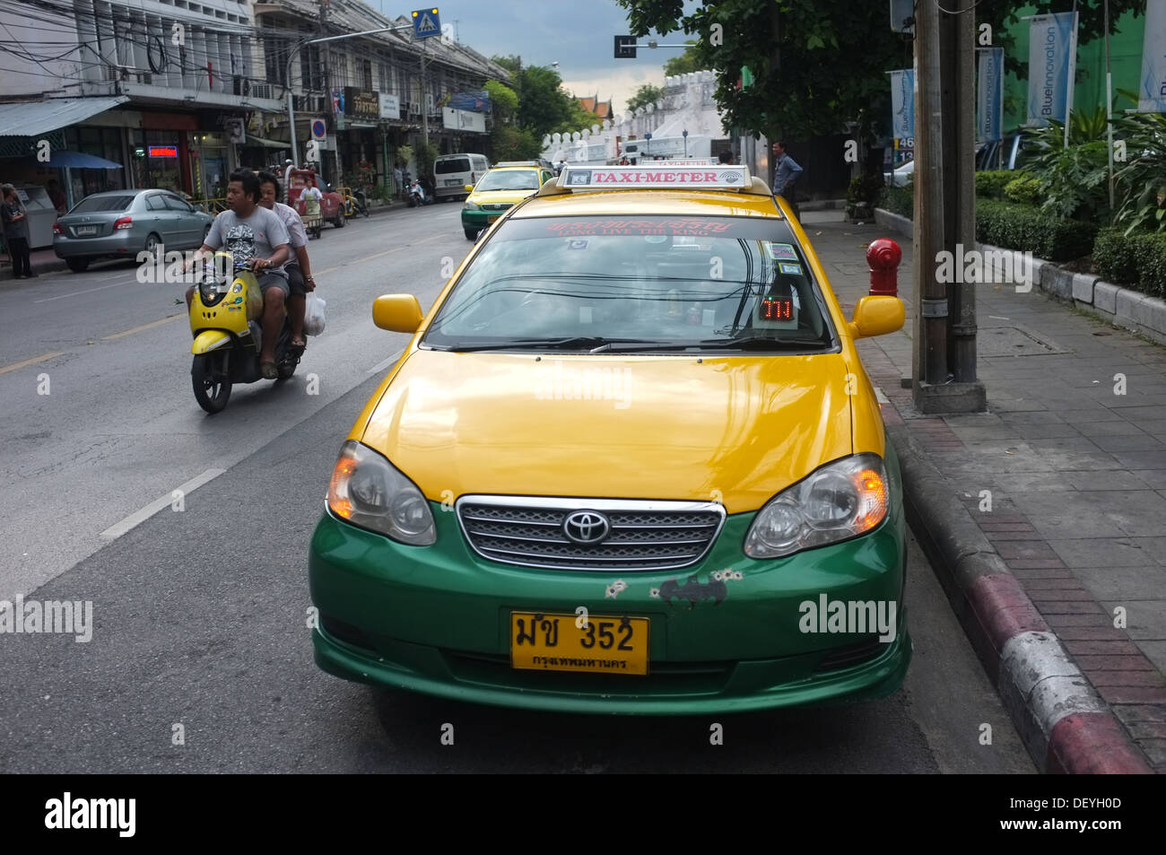 Taxi e scooter a Bangkok, in Thailandia Foto Stock