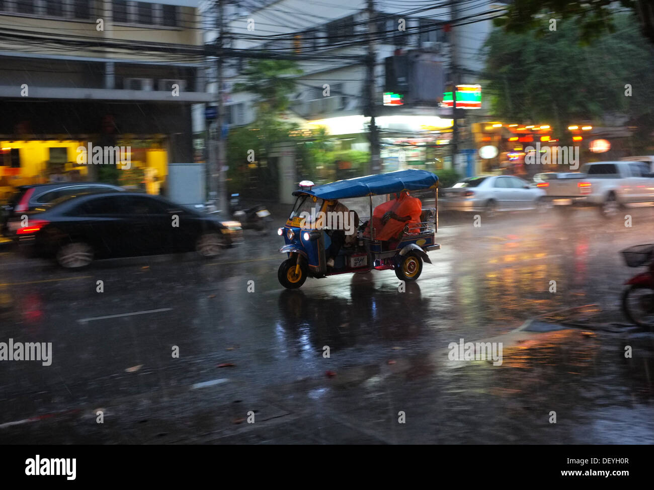 Un tuk tuk guida sotto la pioggia, Bangkok in Thailandia Foto Stock