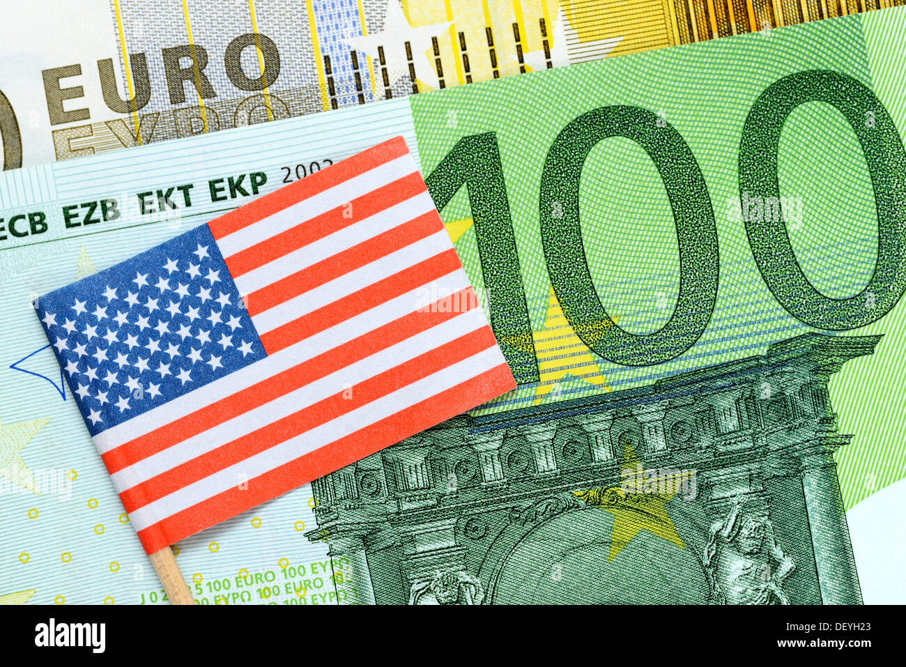 Bandiera degli Stati Uniti su un euro simbolico, foto zona di commercio estero tra Stati Uniti e Unione europea Foto Stock