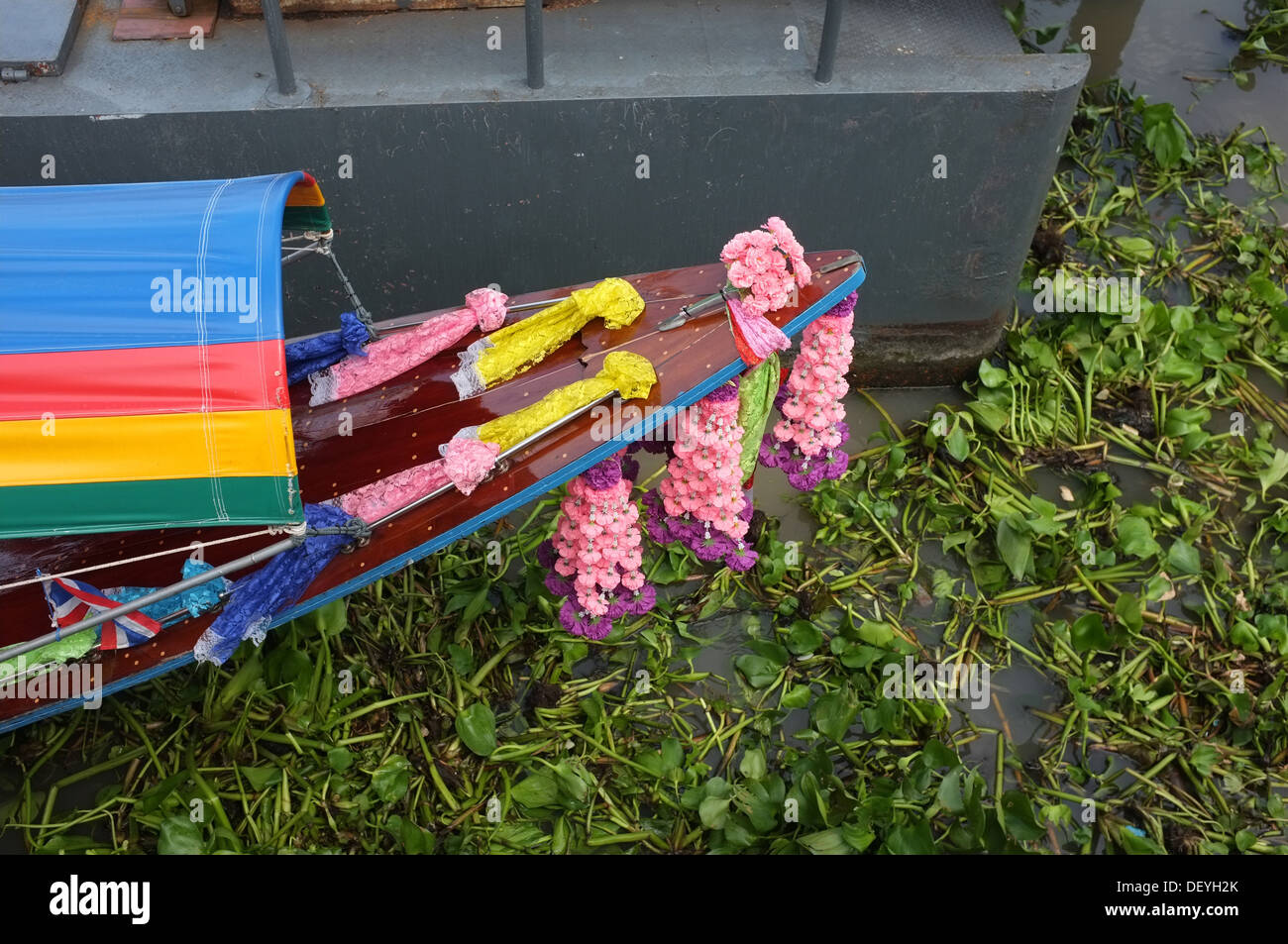 Ghirlande di fiori su longtail boat, Bangkok in Thailandia Foto Stock