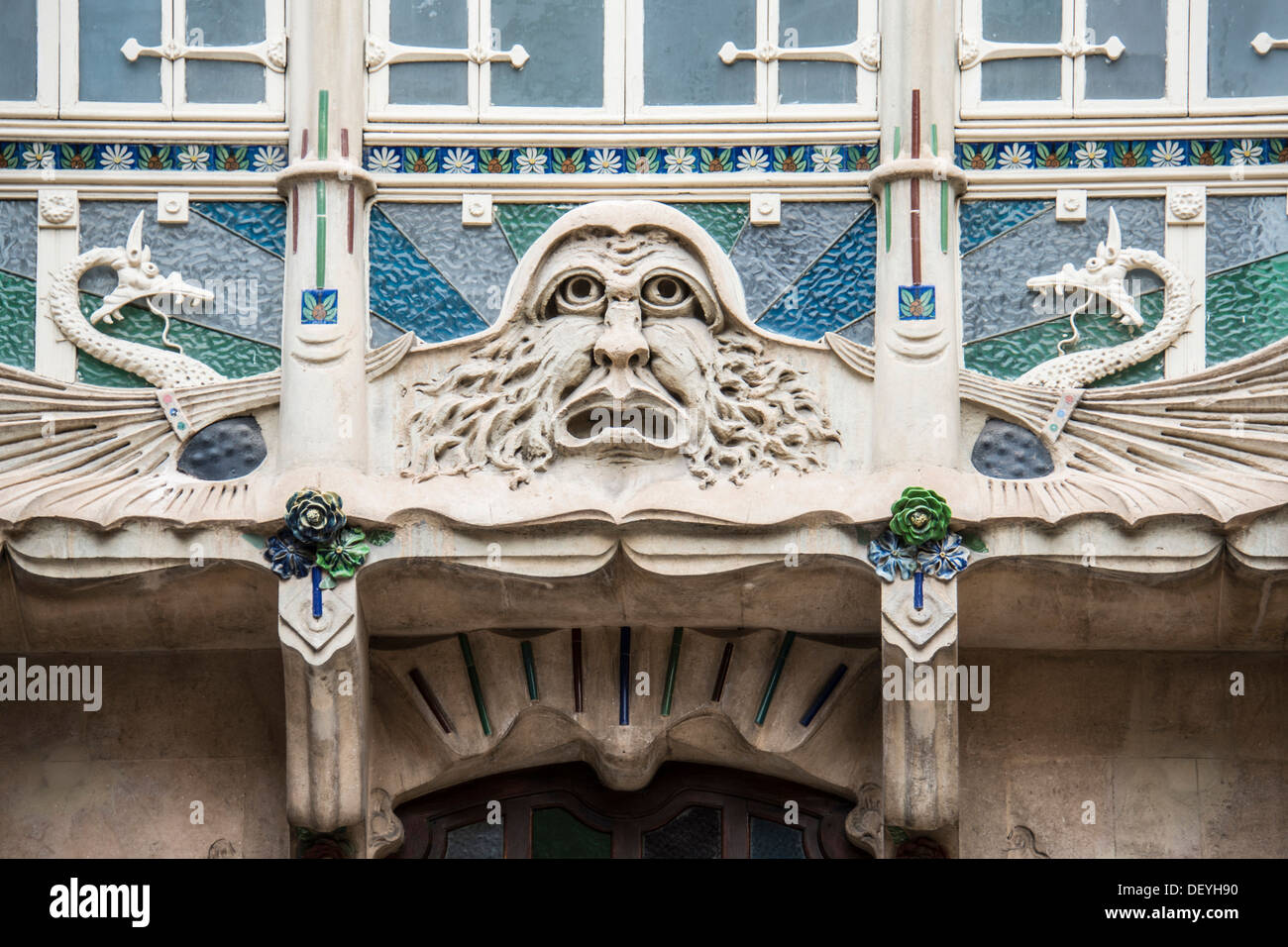 Art Nouveau della facciata di un edificio residenziale, Palma de Mallorca, Maiorca, isole Baleari, Spagna Foto Stock
