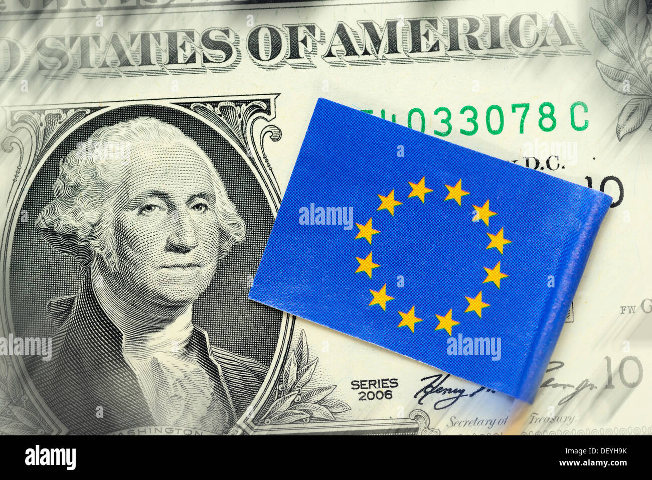 Bandiera dell'UE su un dollaro, simbolico foto zona di commercio estero tra Stati Uniti e Unione europea Foto Stock