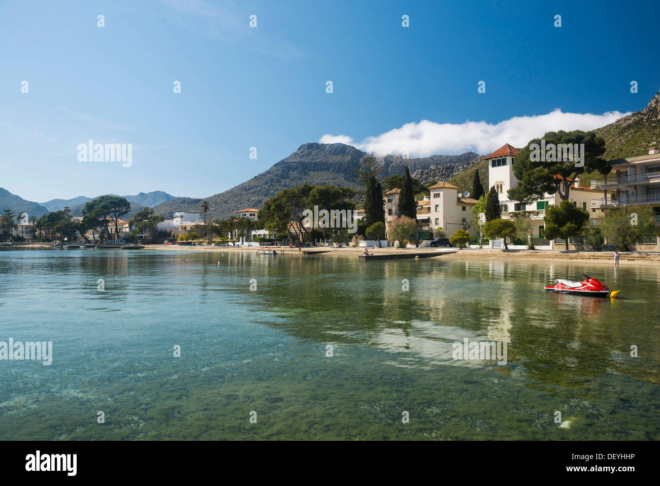 Waterfront, montagne sul retro, Port de Pollenca, Maiorca, isole Baleari, Spagna Foto Stock