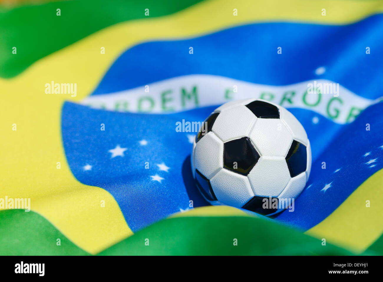 Calcio sulla bandiera brasiliana, il campionato del mondo di calcio del 2014 in Brasile, Foto Stock