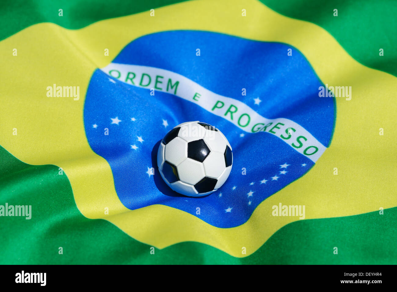 Calcio sulla bandiera brasiliana, il campionato del mondo di calcio del 2014 in Brasile, Foto Stock