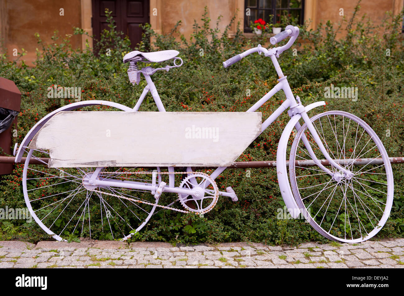 Ciclo di lavanda con blank board puntellato sul tubo Foto Stock