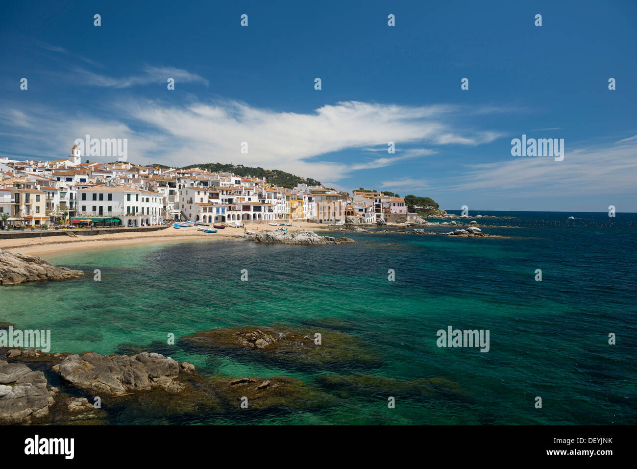 Villaggio con case bianche dal mare, Calella de Palafrugell, Palafrugell in Costa Brava Catalogna Foto Stock