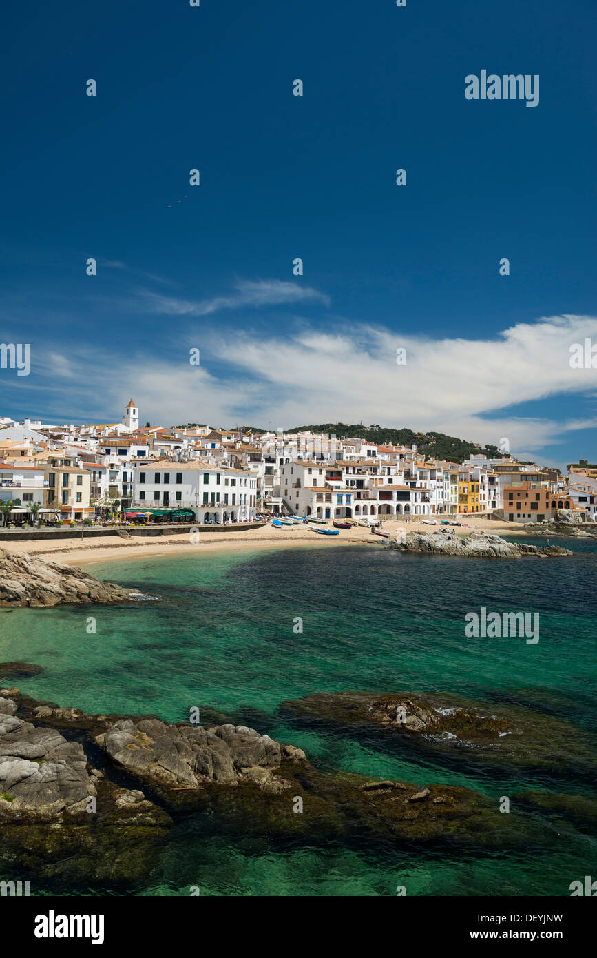 Villaggio con case bianche dal mare, Calella de Palafrugell, Palafrugell in Costa Brava Catalogna Foto Stock