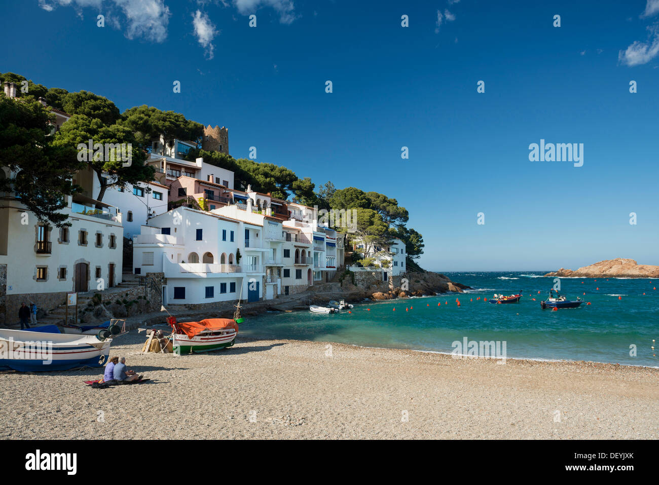 Case e barche da pesca sul mare, sa di tonno, Begur in Costa Brava Catalogna Foto Stock