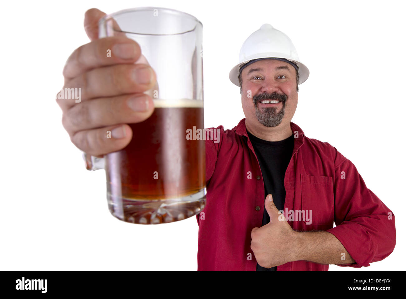 Felice di elmetto lavorando dando un pollice in alto, condividendo il suo bicchiere da birra, indossa una maglietta rossa lungo con il suo bianco elmetto Foto Stock