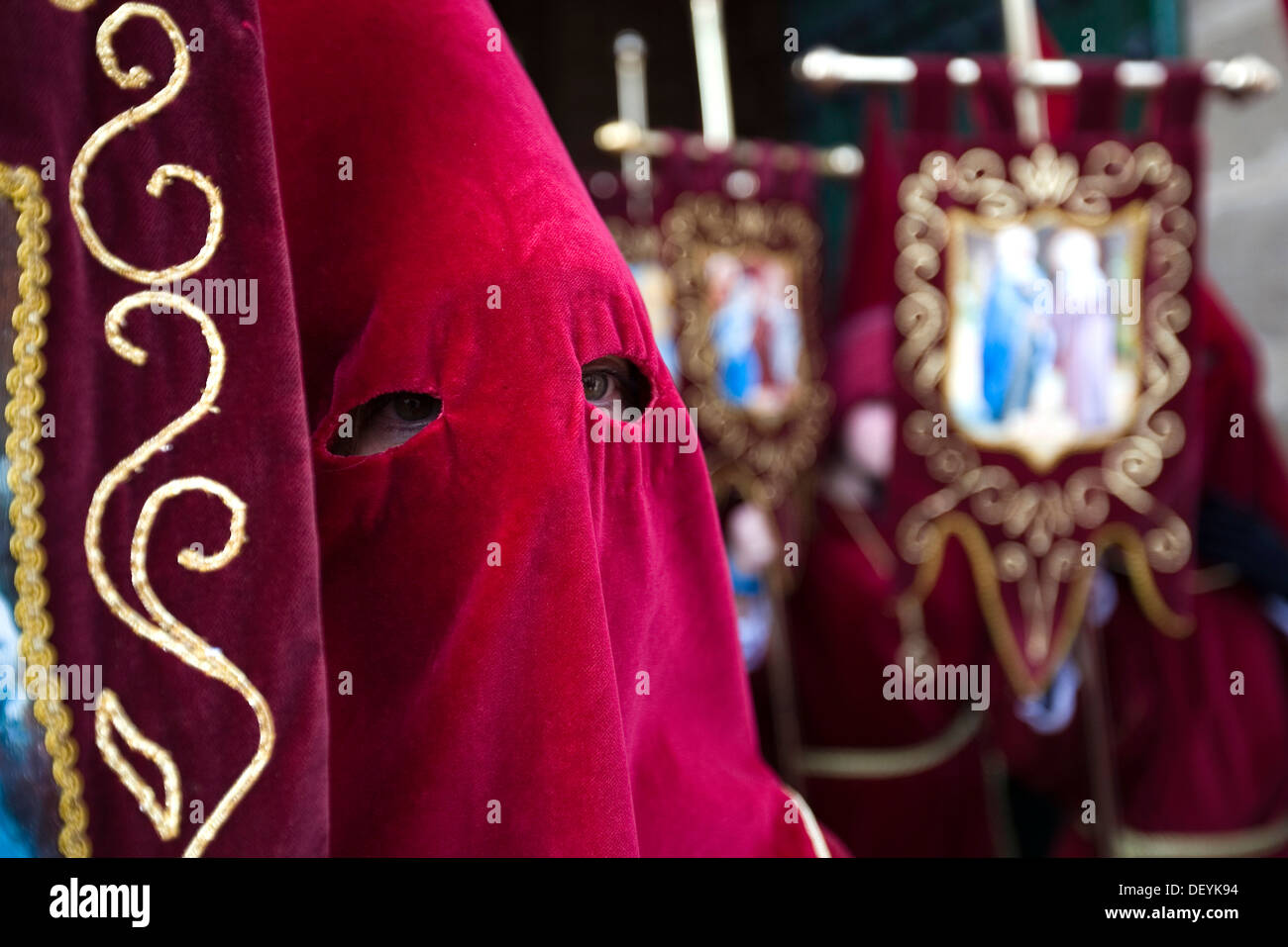 Penitente in una settimana Santa processione in Ubeda, Jaén, Spagna, Europa Foto Stock