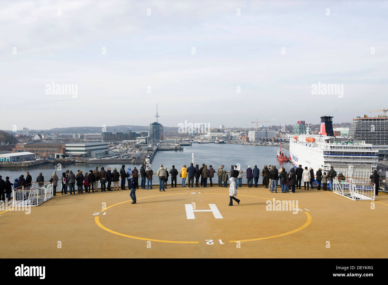 I passeggeri su un traghetto in arrivo al porto di Kiel, Kiel, Schleswig-Holstein Foto Stock