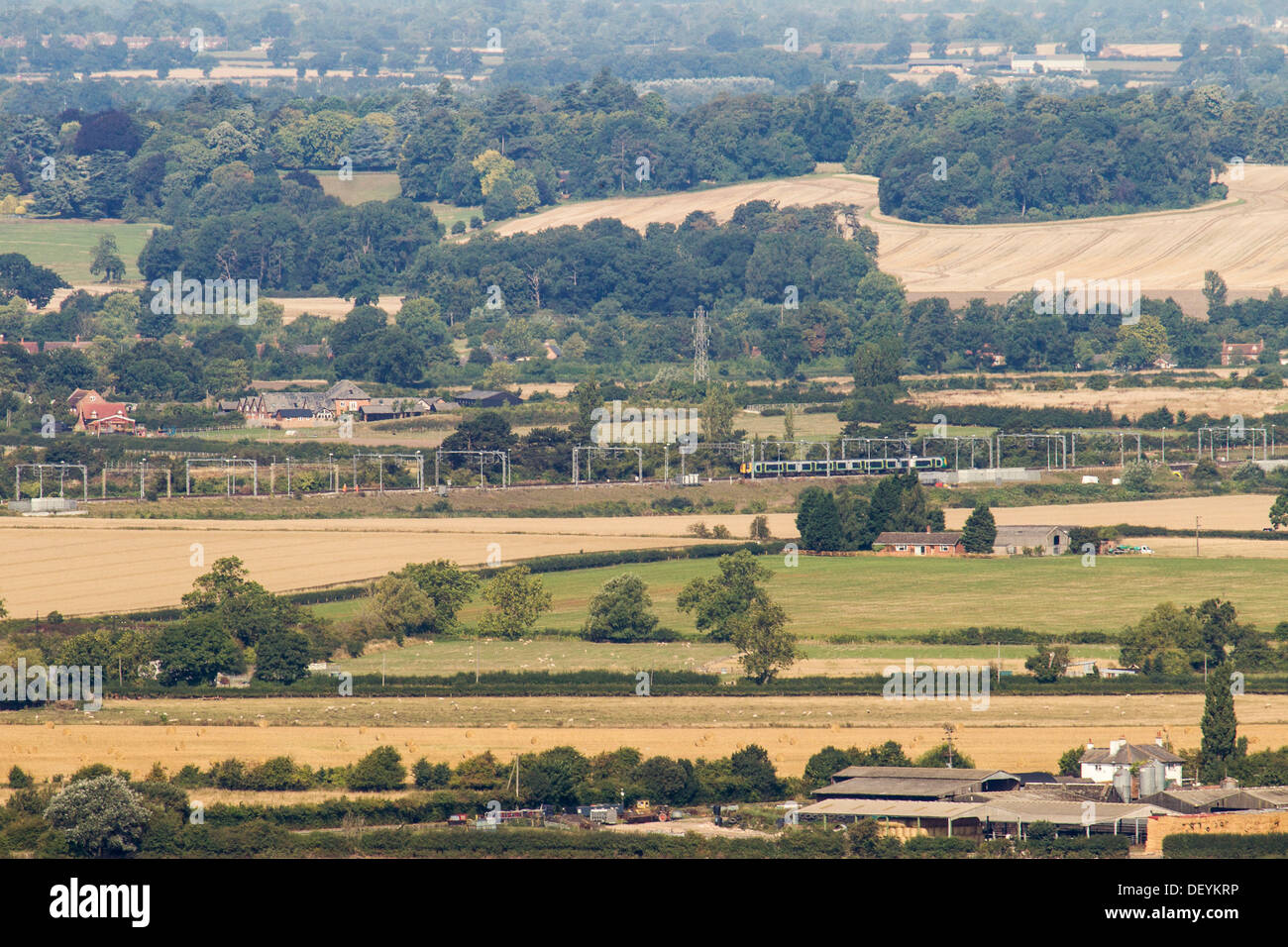 Rural Buckinghamshire, guardando a nord-ovest da Ivinghoe Beacon, mostrando il Grand Union Canal e la West coast main line rampa Foto Stock