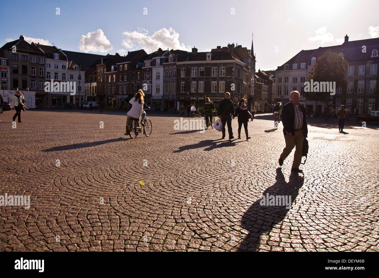 Ombre e sagome sul Markt Maastricht Paesi Bassi agli acquirenti e ai ciclisti Foto Stock