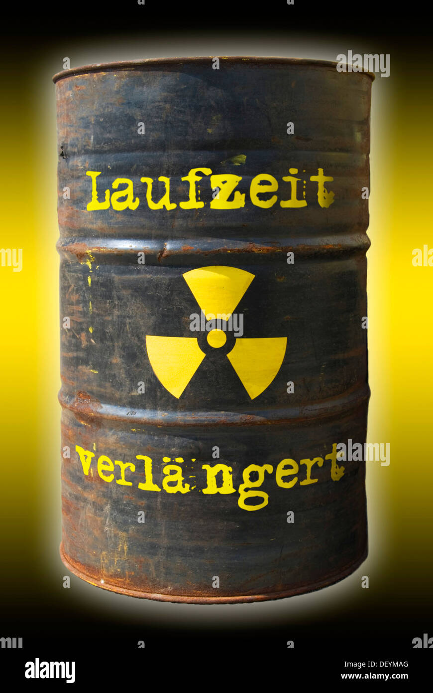 Barile arrugginito con una radiazione il simbolo di avvertimento e lettering "Laufzeit verlaengert', tedesco per "extended runtime' Foto Stock