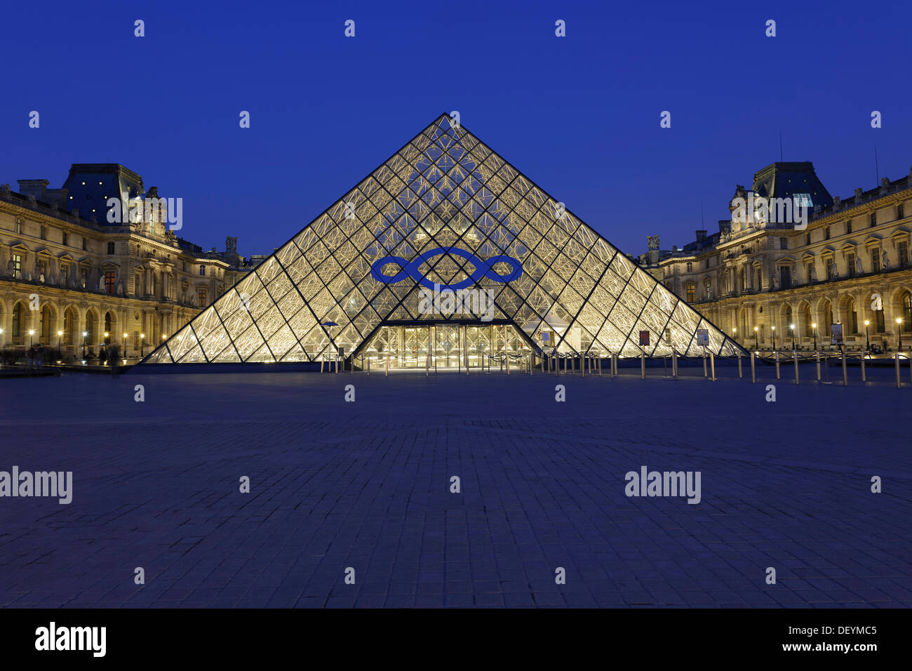 La piramide di ingresso dall'architetto I.M. Pei, il Musée du Louvre, il museo del Louvre, con un logo pubblicità una mostra di Michelangelo Foto Stock