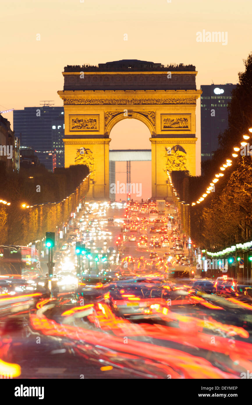 Avenue des Champs Elysees con l'Arc de Triomphe, Parigi, Ile-de-France, Francia Foto Stock