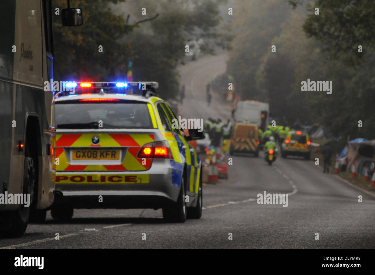 Balcombe, West Sussex, Regno Unito. Xxv Sep, 2013. La polizia arresta il traffico stradale, nella nebbia di mattina, come un altro camion è scortato alla prova Cuadrilla sito di perforazione in Balcombe,West Sussex, UK Credit: David Burr/Alamy Live News Foto Stock