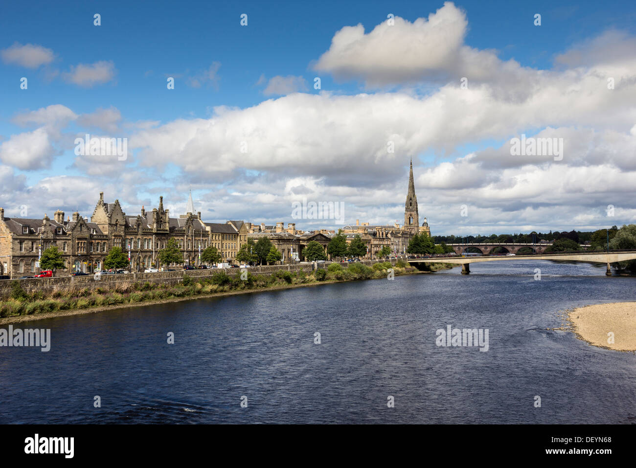 La città di Perth in Scozia con vista fiume Tay e due ponti Foto Stock