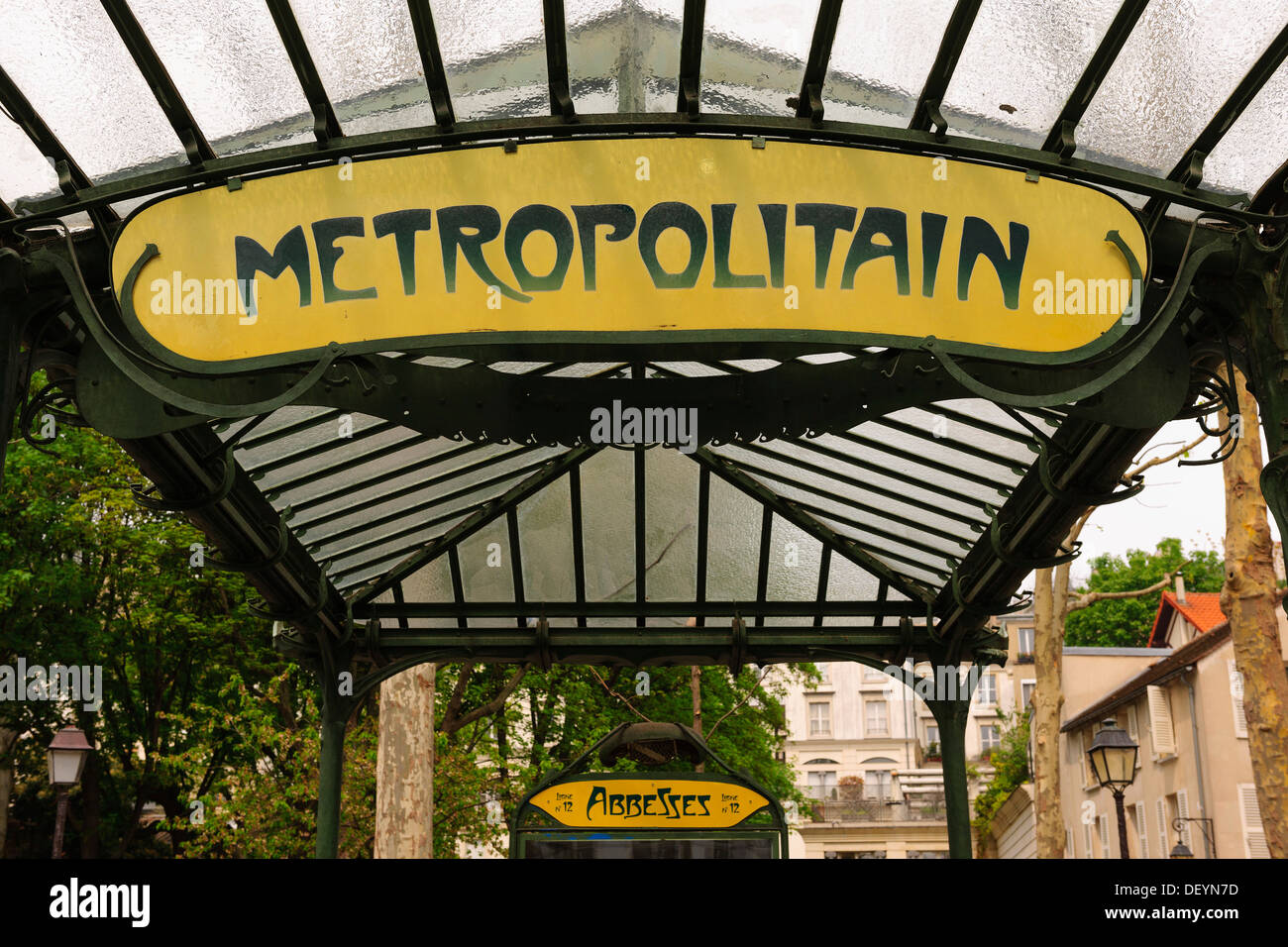 Entrata del Metro, progettato da Hector Guimard, abbadesse, la stazione della metropolitana di Parigi e dell' Ile-de-France, Francia Foto Stock