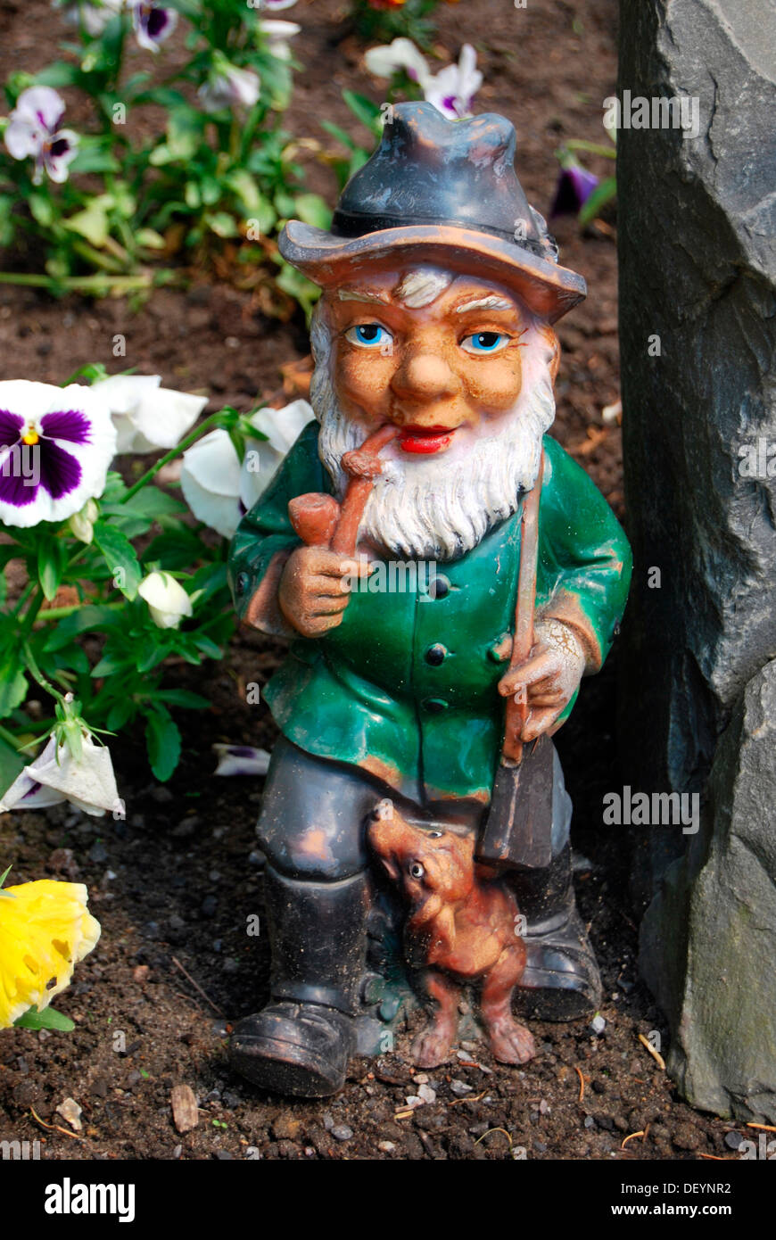 Gnomo da giardino, fumatori woodman con un tubo, Bassotto e rifle Foto Stock