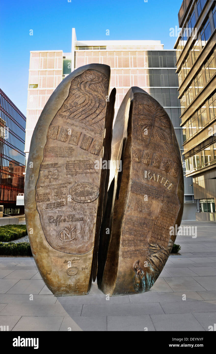 La scultura di un grande chicco di caffè al caffè internazionale Plaza di HafenCity di Amburgo Foto Stock