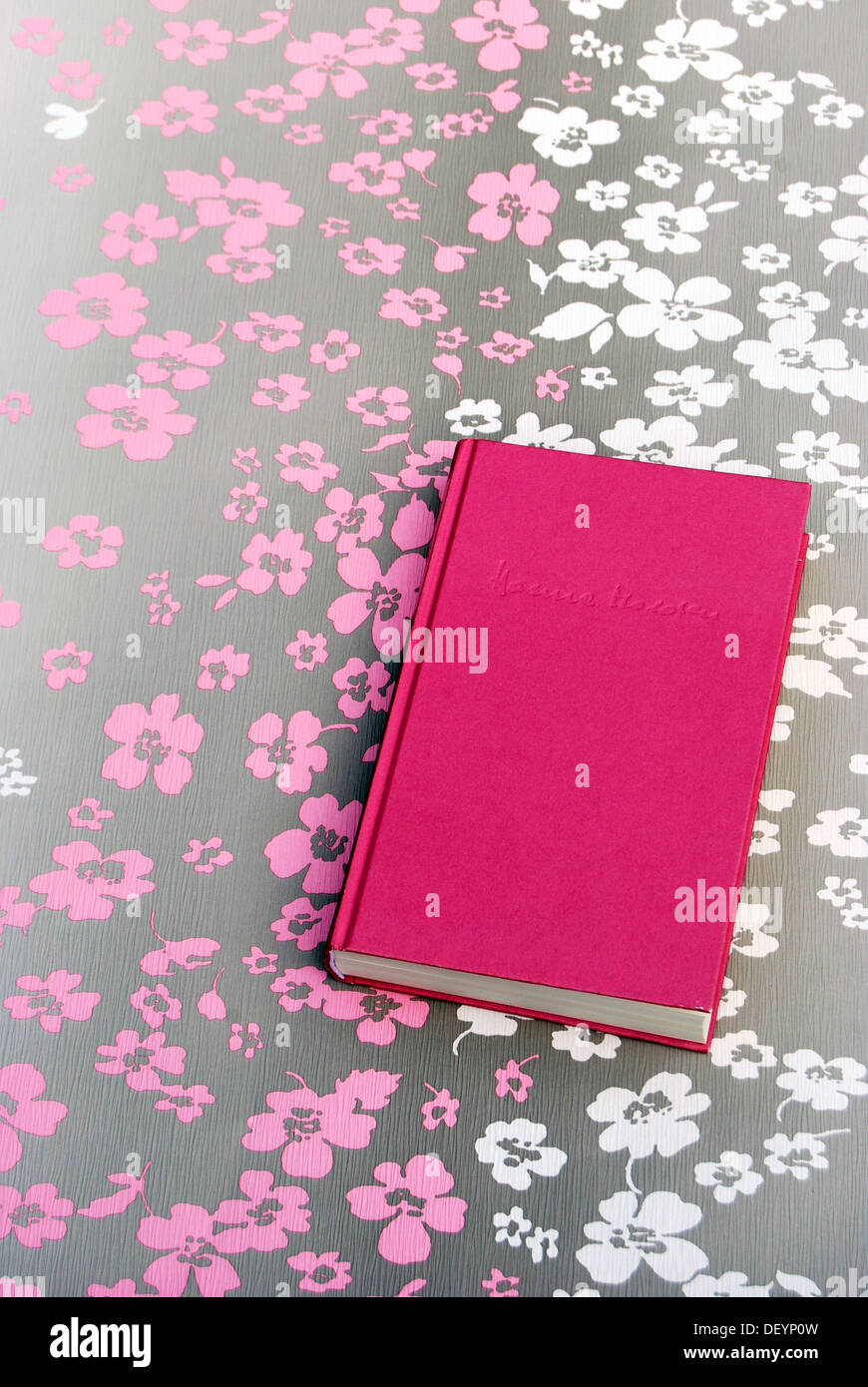 Chiuso libro rosa, sul design floreale Foto Stock