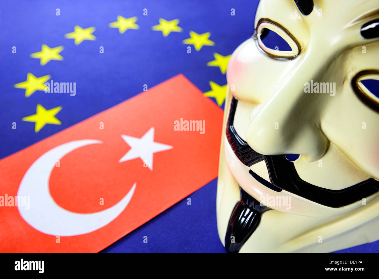 Bandiera della Turchia, bandiera UE e occupano la maschera, Türkei-Fahne, UE-Fahne und Occupy-Maske Foto Stock