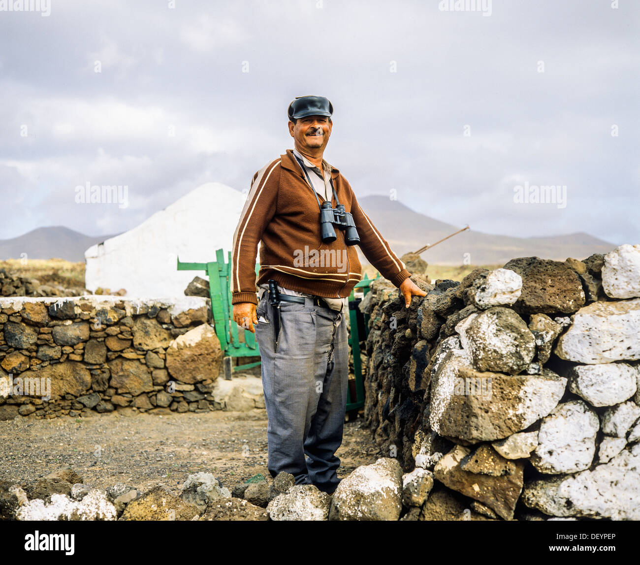 Pescatore in piedi di fronte alla sua casa Lanzarote isole Canarie Spagna Europa Foto Stock