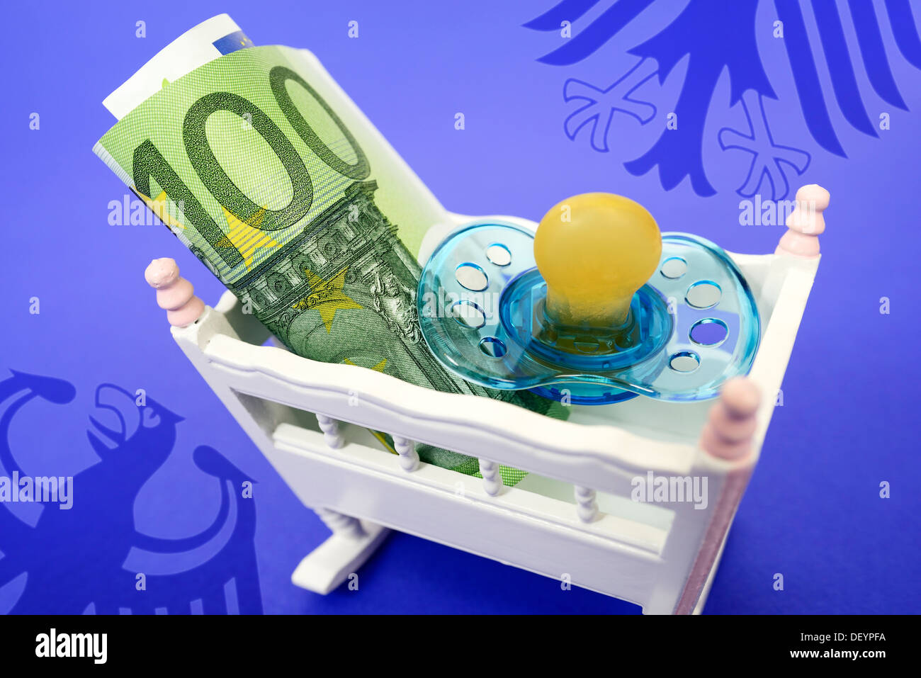 Culla per bambini con centinaia di euro e il falso, simbolico cura foto denaro, Kinderwiege mit Hundert-Euro-Schein und Schnuller, Symbolfo Foto Stock