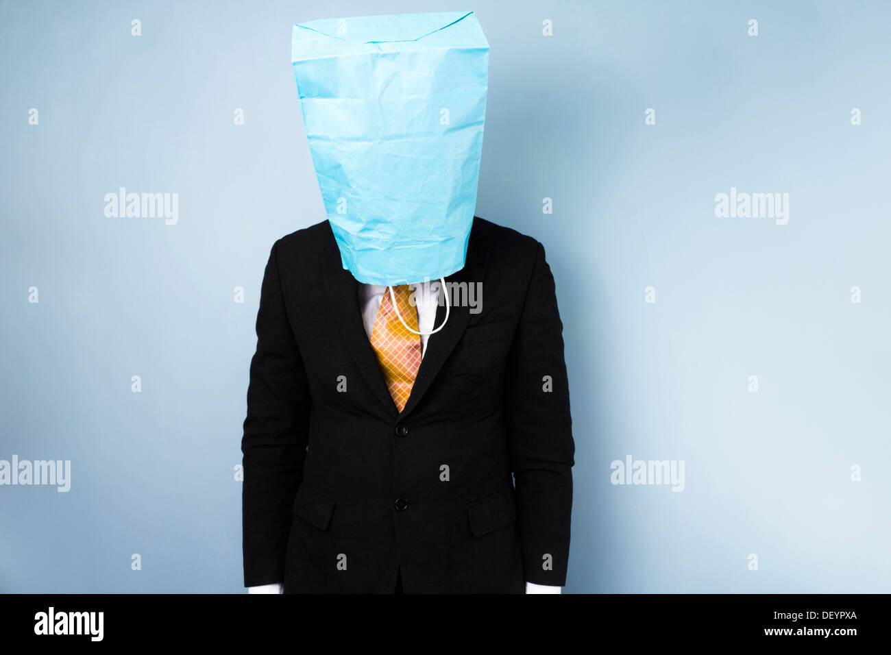 Vergogna imprenditore nasconde la sua faccia all'interno di un sacchetto di carta Foto Stock