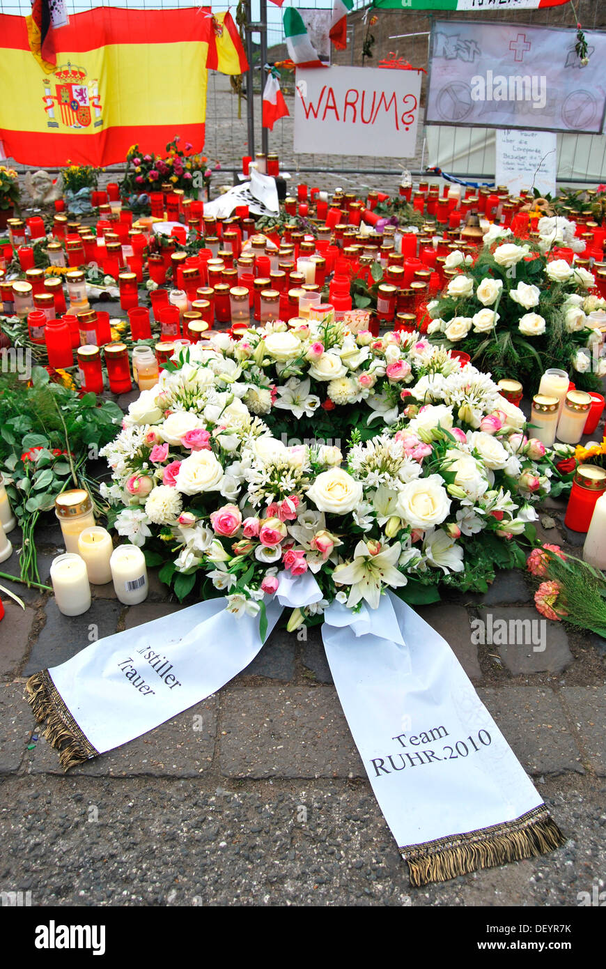 Corona al sito del disastro, per commemorare le vittime della folla crush al Love Parade 2010, Duisburg, Ruhr Foto Stock