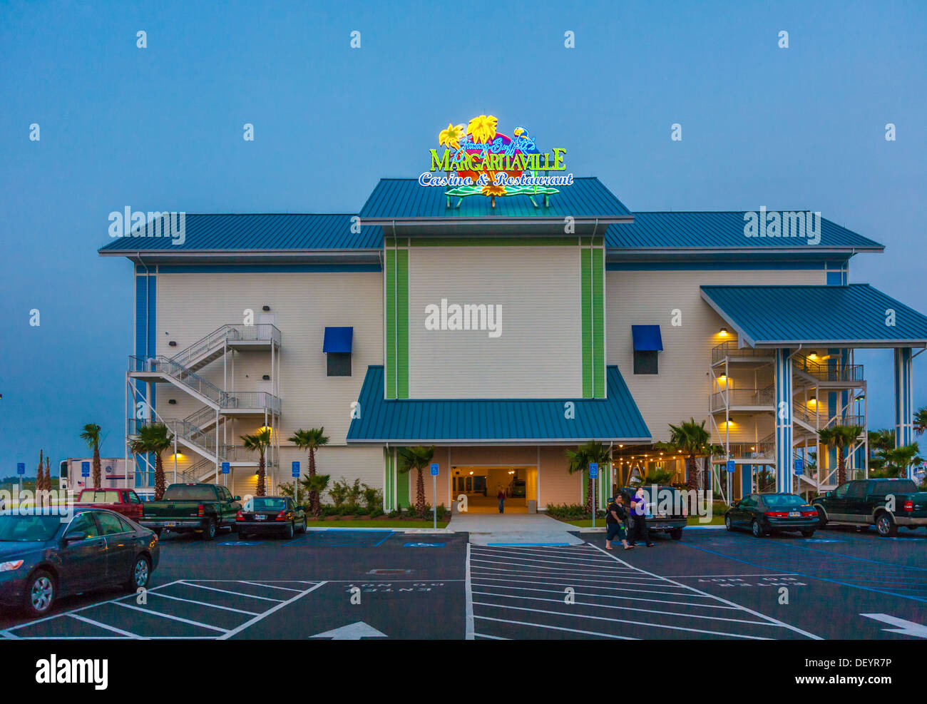 Due donne lasciando Jimmy Buffett il Margaritaville Casinò e ristorante di Biloxi Foto Stock